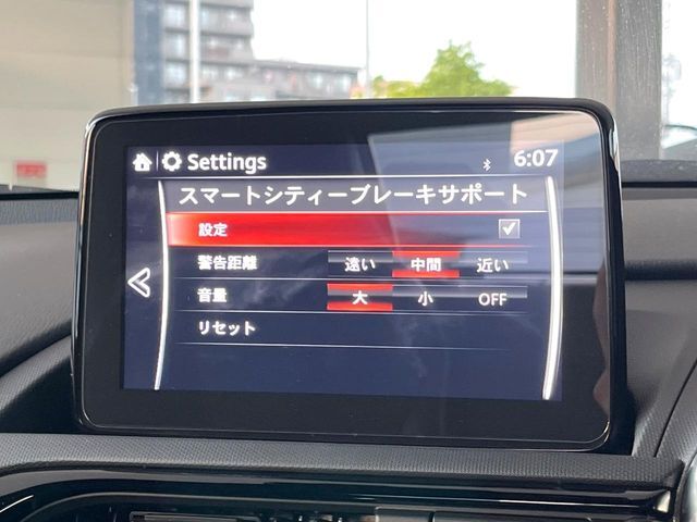 【スマートシティブレーキサポート】低速走行中に前方の車両等を認識し、衝突しそうな時は警報とブレーキで衝突回避と被害軽減をアシスト。より安全にドライブをお楽しみいただけます。
