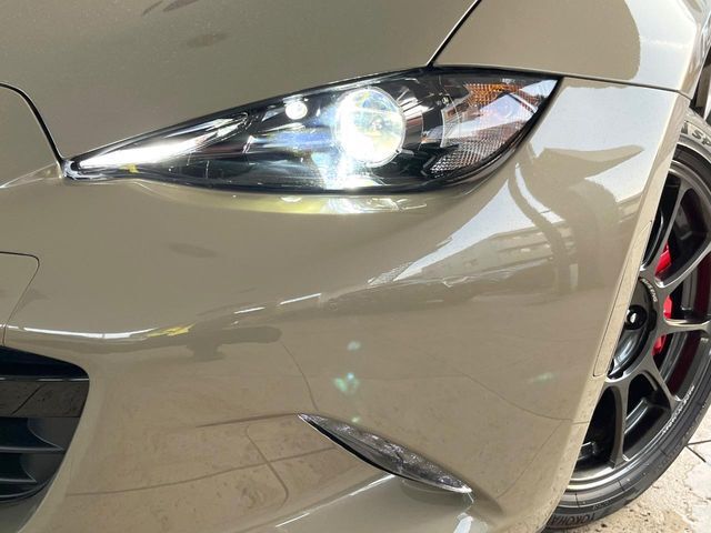 【LEDヘッドライト】悪天候や夜間走行時も良好な視界を確保し安心して運転できる高輝度LEDヘッドライトを装備！点灯速度が早く、消費電力も抑えられています。
