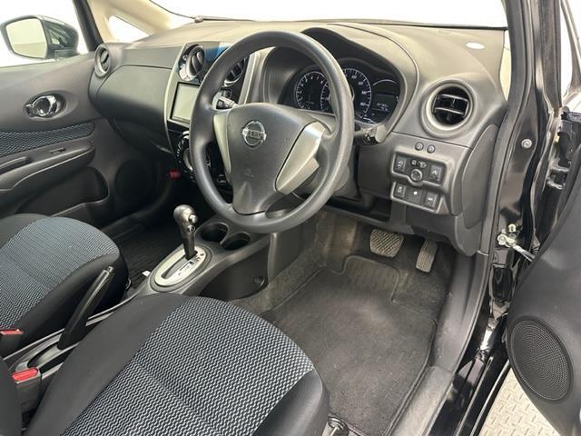 【運転席】座り心地が良いシートなので長時間の運転でも快適にお過ごしいただけます。新品のフロアマットのご注文も可能です。掲載箇所以外にご希望の写真がございましたらお気軽にお問い合わせ下さい。