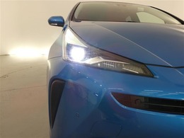 【LEDヘッドランプ】・・・消費電力の少ないLEDヘッドランプ。点灯してすぐに最大光量を発揮するのでトンネルなど周囲が急に暗くなった場合でも安心。