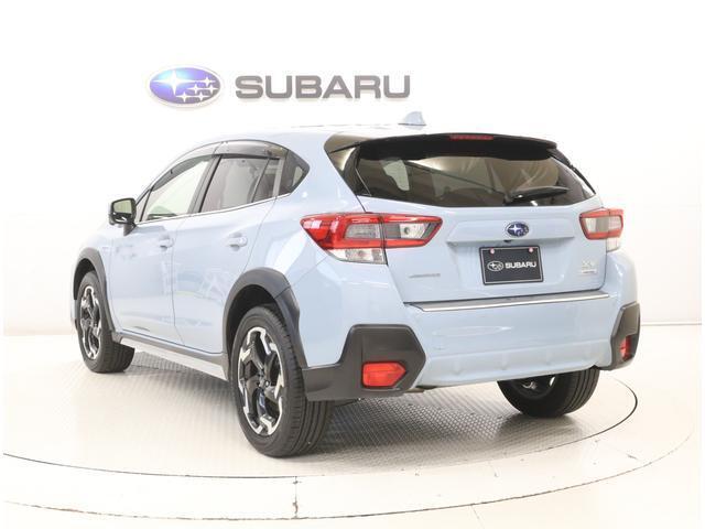 ■SUBARUリヤビークルディテクションを搭載。後側方から接近する車両をドアミラーのLEDインジケーターで通知し、車線変更や駐車場からのバック時でも安心感を提供します。