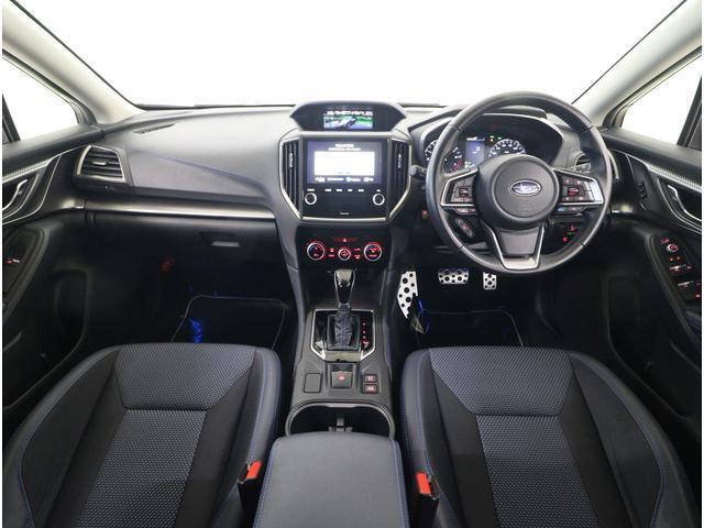 ■視界の良さが魅力の運転しやすいコックピット。シンプルで操作性に優れたインパネデザインと、SUBARUならではの安全性能への徹底したこだわりが光る視界設計です。