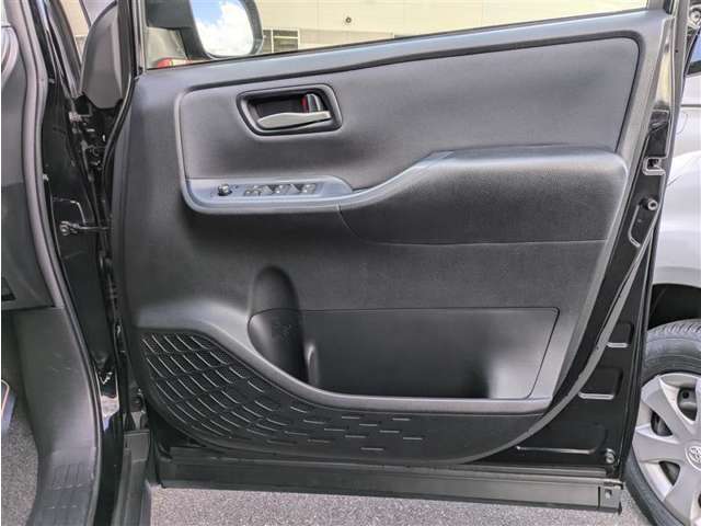 運転席ドア内張はご覧の通り。ドアポケットの収納もバッチリです