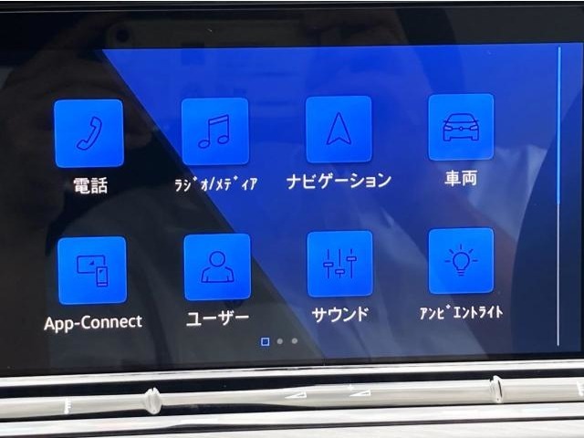 タッチ＆スワイプ式のディスプレイ。各種アイコン等も大き目で見やすく、スマートフォン感覚で直感的な操作が可能です。手をかざして操作するジェスチャーコントロール機能も搭載。