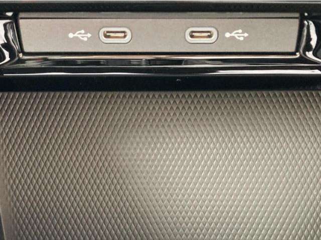 運転席中心部にタイプCのUSBソケットを2つ装備。スマートフォンの充電やApp Connectの通信が手軽に行えます。さらにワイヤレスチャージング機能も備えています。