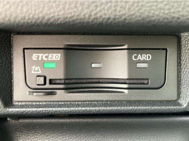ETCユニットはグローブボックスの中に装着されています。こちらの車両はDSRC(ETC 2.0)に対応していますので、渋滞情報などリアルタイムでナビに反映されます。
