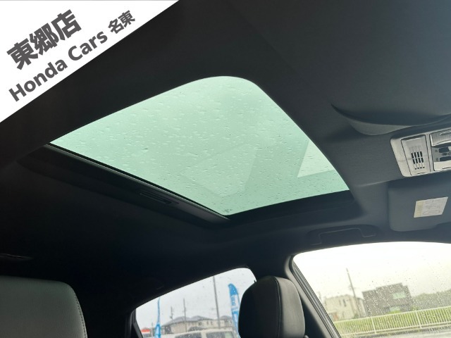 《サンルーフ》が付いています！！車の屋根に設けられた開口部で、外部の光や風を取り入れることができる装置です。 換気や採光が行え、開放感のある運転を楽しむことができます。