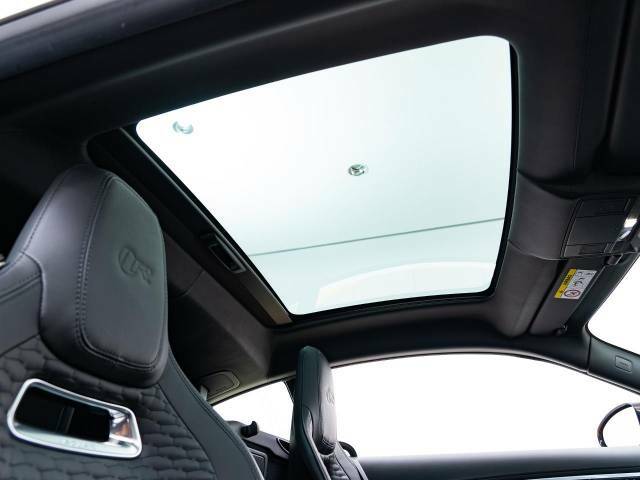 車体幅いっぱいまで広がりより多くの自然光を招き入れるパノラミックルーフ！室内に大きな開放感をもたらすと同時に、手動開閉のブラインドが差し込む光の99％まで遮断。乗員のプライバシーも確保します。
