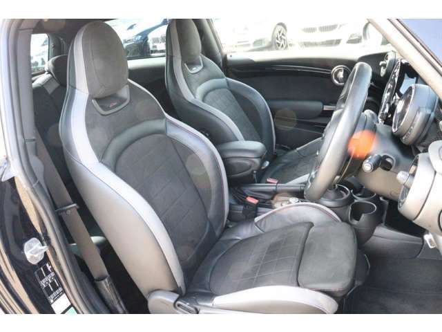 MINIらしい柔らかなデザインでありながら、硬めのシートで長時間の運転も快適です