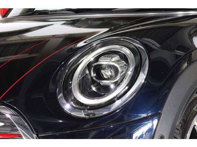 MINIの丸目ヘッドライトはファッション性も高いデザインです。