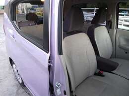 大きなベンチシートで足元もヒロビロ■大型シートで座り心地は快適♪中央にはアームレストが付いてゆったりドライブ♪　シートヒーター（運転席＆助手席）装備(*^-^*)