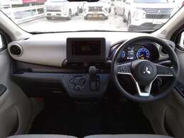 シフトレバーをダッシュパネルセンターに装備。運転席、助手席の足元すっきり！