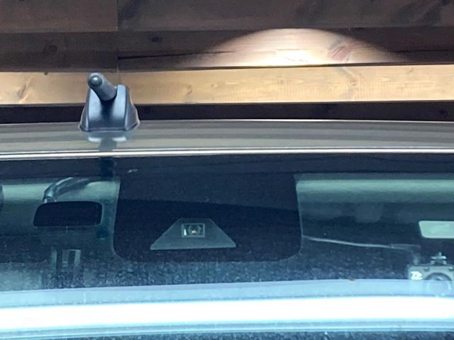 【プリクラッシュセーフティ】前方の車両等を検知し、衝突しそうな時は警報で注意を促し、ブレーキを踏む力をサポート。ブレーキを踏めなかった場合は衝突被害軽減ブレーキが作動、衝突回避をサポートします。