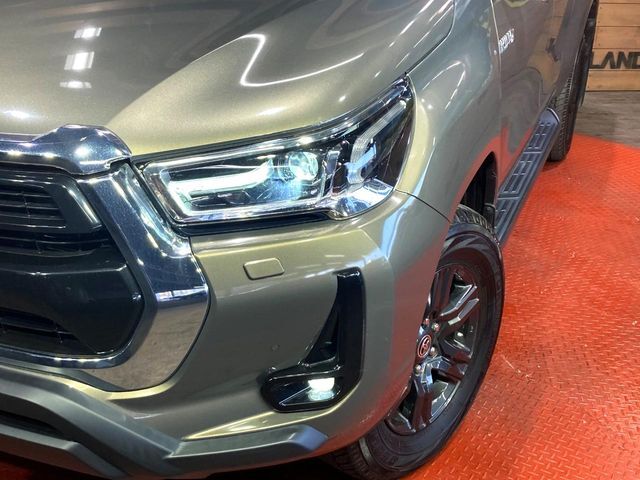 【LEDヘッドライト】悪天候や夜間走行時も良好な視界を確保し安心して運転できる高輝度LEDヘッドライトを装備！点灯速度が早く、消費電力も抑えられています。