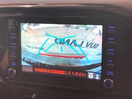 【バックカメラ】駐車時に後方がリアルタイム映像で確認できます。大型商業施設や立体駐車場での駐車時や、夜間のバック時に大活躍！運転スキルに関わらず、今や必須となった装備のひとつです！