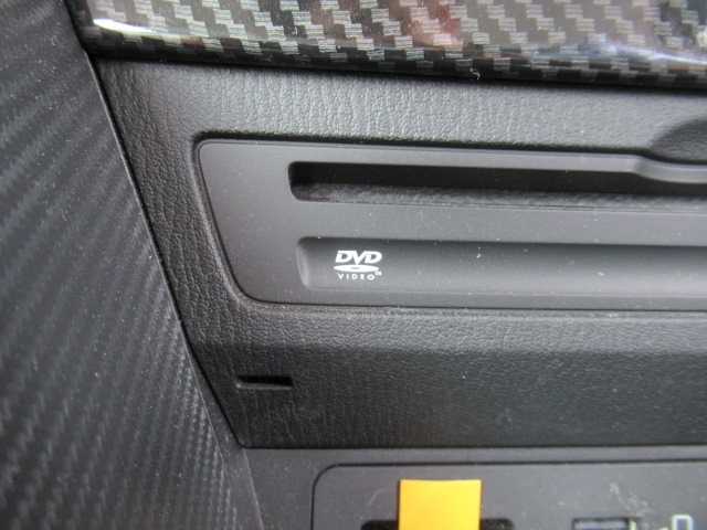 CD/DVD再生プレーヤーとフルセグTVチューナーを装備しています。また、USB端子も備えています。