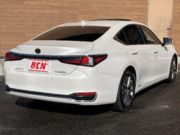 お好きな四桁の番号をナンバーに付けれるパックです。人気の番号（一桁やゾロ目）の場合、抽選となりますのでご注意ください。対象の番号に関しましては販売店にお問い合わせください。