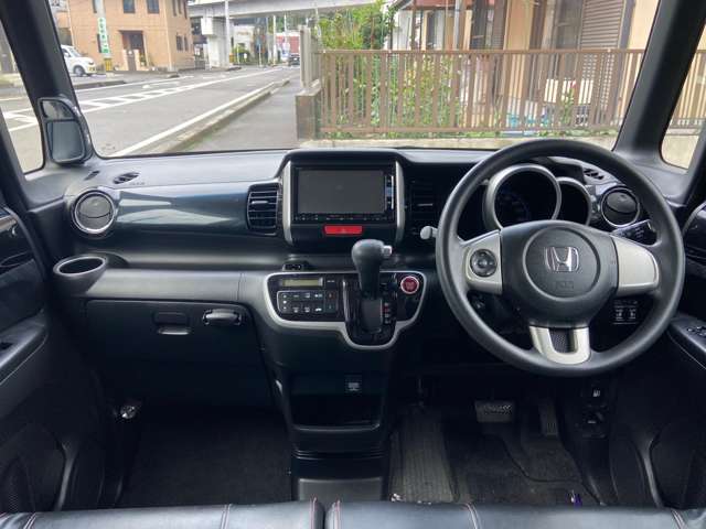 車検整備・各種メンテナンスなども自社で責任をもって行い、お客様に満足していただけるよう日々努力致しております。