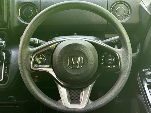 WECARSの展示場では実際に見て、触ってお車をお選びいただけます！知識の豊富な営業スタッフが様々なカーライフをご提案いたします！