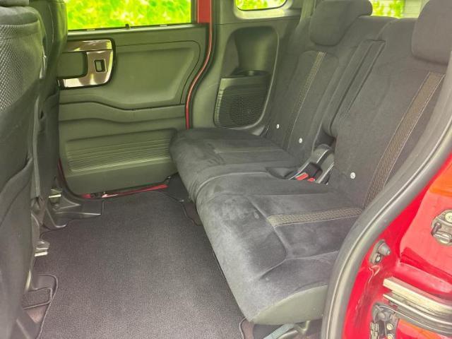 WECARSでは各商談席に大型モニターをご用意しております！見やすい大画面でゆったりと全国の在庫をご覧いただけます！是非ご来店お待ちしております！