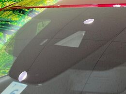 【i-ACTIVESENSE】走行中に前方の車両等を認識し、衝突しそうな時は警報とブレーキで衝突回避と被害軽減をアシスト。より安全にドライブをお楽しみいただけます。