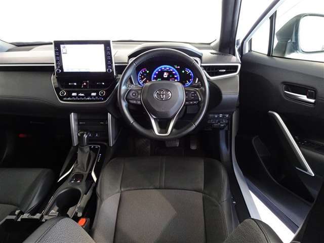 革巻きステアリングで快適な操作性の運転席です。