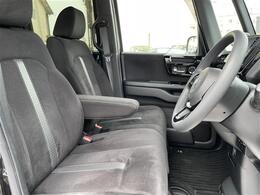 【運転席】座り心地が良いシートなので長時間の運転でも快適にお過ごしいただけます。新品のフロアマットのご注文も可能です。掲載箇所以外にご希望の写真がございましたらお気軽にお問い合わせ下さい。