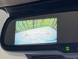 【バックカメラ】駐車時に後方がリアルタイム映像で確認できます。大型商業施設や立体駐車場での駐車時や、夜間のバック時に大活躍！運転スキルに関わらず、今や必須となった装備のひとつです！