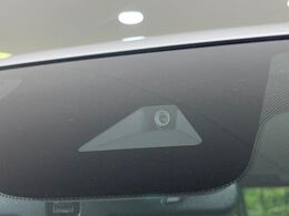 【インテリジェントエマージェンシーブレーキ】フロントカメラで前方の車両や歩行者を検知。衝突しそうな時は衝突被害軽減ブレーキが作動、衝突回避をサポート。より安全にドライブをお楽しみいただけます。
