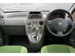 シンプルなインパネ周りは嫌なベタツキもなく綺麗な状態です。オートエアコン搭載のグレードです♪