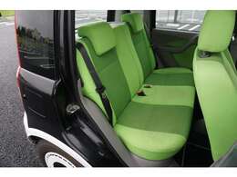 3対7で倒れるリアシートは簡単にフラットになります。