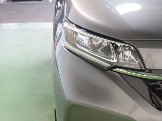 LEDヘッドライトは、点灯の瞬間から最大光量を発揮し、突然暗くなるトンネルなどでの安定感を高めます。