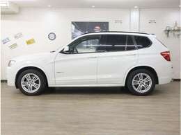 トップビューカメラ＆地デジTV付HDDナビやコンフォートアクセス等の人気装備を標準搭載したF25型X3。3.5Lガソリン並みのトルクを発揮する2.0Lディーゼルターボエンジンに、8速ATを採用したフルタイム4WDです。