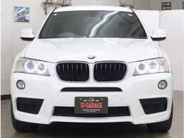 エンジンフード上には6本のプレスラインが入り、エレガントさを表現し、直立した大きなキドニーグリルが特徴のフロントデザインはボリューム感があります。