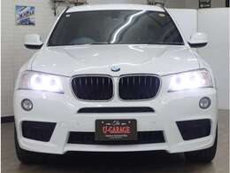 LED式スモールライトリングを採用したアダプティブ・キセノンライトを標準装備。車両の隠し機能を引き出すコーディングにより、デイライト機能を追加。日中にLEDスモールライトリングが、明るい80％で点灯します。