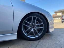 タイヤは215/45R17、2017年製のスタッドレスタイヤです。交換してあげましょう！