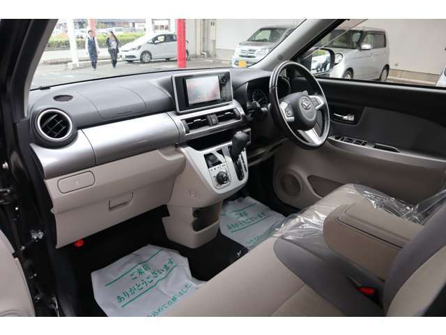 【助手席 】長時間の運転でも疲れにくい、快適な運転席とゆったりした助手席です！