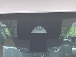【インテリジェントエマージェンシーブレーキ】フロントカメラで前方の車両や歩行者を検知。衝突しそうな時は衝突被害軽減ブレーキが作動、衝突回避をサポート。より安全にドライブをお楽しみいただけます。