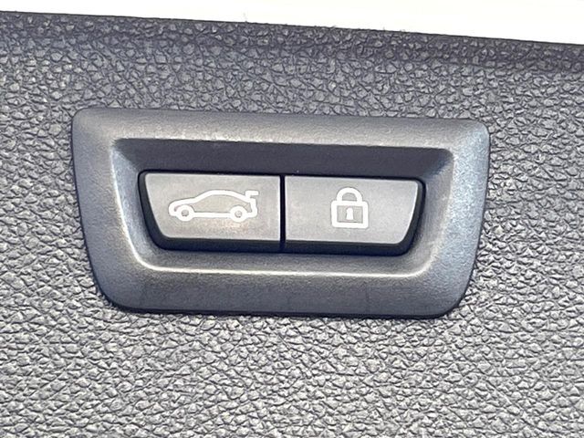●電動リアゲート：ワンタッチでリアゲートの開閉ができ、荷物などで両手が塞がっている状態でも簡単に開閉ができる便利機能です。