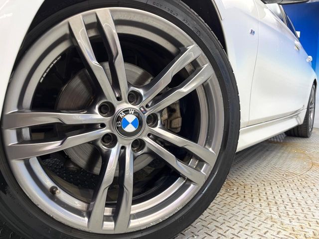 ●純正18インチアルミホイール：輸入車ならではの卓越した走りを支えるホイールと足回りです！日本車の走りに慣れている方にもぜひ体感して頂きたいほど、高いレベルでまとまっています！