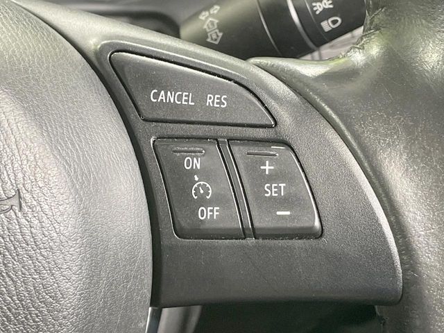 【クルーズコントロール】高速道路もラクラク走行。アクセルを離しても一定速度で走行ができ、長距離運転時の負担を軽減！加速・減速も簡単なスイッチ操作で調整できます。