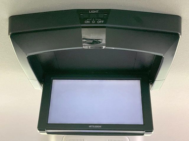 【後席モニター】家族や友人とお出かけする機会が多い方に大人気の後席モニターを装備！見やすい位置に画面がありテレビやDVDの視聴も快適！友達もお子様も、後席にしか乗らなくなるかも？？