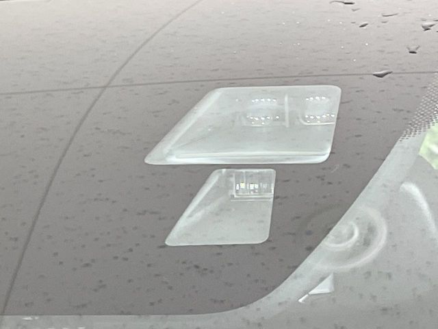 【スマートブレーキサポート】走行中に前方の車両等を認識し、衝突しそうな時は警報とブレーキで衝突回避と被害軽減をアシスト。より安全にドライブをお楽しみいただけます。
