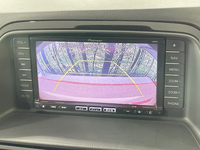 【バックカメラ】駐車時に後方がリアルタイム映像で確認できます。大型商業施設や立体駐車場での駐車時や、夜間のバック時に大活躍！運転スキルに関わらず、今や必須となった装備のひとつです！