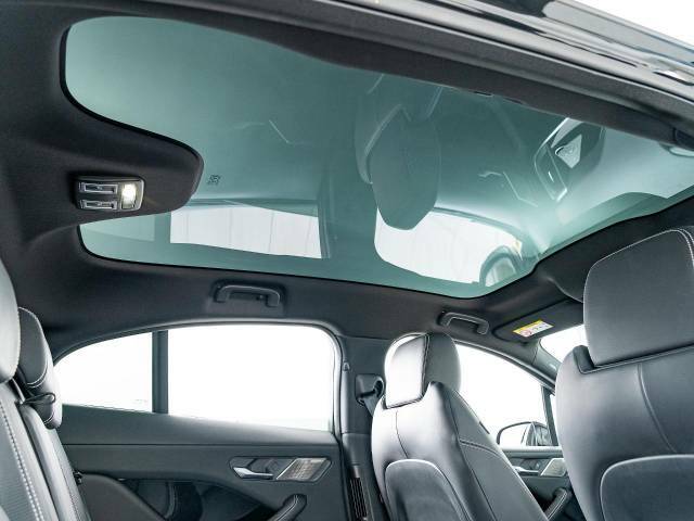 明るく開放的な光を生み出し広々とした空間を演出するパノラミックルーフ！ダークティンテッド強化ガラスは快適な車内温度を維持し日差しの影響を抑えるとともにプライバシーを保つ