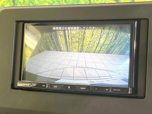 【バックカメラ】駐車時に後方がリアルタイム映像で確認できます。大型商業施設や立体駐車場での駐車時や、夜間のバック時に大活躍！運転スキルに関わらず、今や必須となった装備のひとつです！