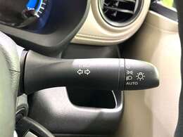 【オートライト】周りの明るさに応じて自動でヘッドライトの点灯・消灯ができる機能です！ライトの付け忘れ・消し忘れなどが無くなり、雨の日や夕方の走行も安心！トンネル通過時も便利ですね♪