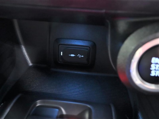 USB端子・ポータブルオーディオを接続して、車両のスピーカーで聞くことができます。