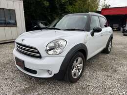 シートの隙間、座席下など細かい部分も徹底清掃しております。