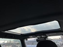 【ガラスルーフ】室内に解放感がでて明るくなる為運転する時の気持ちをより一層高めてくれます。夜は全開にして星を眺めるなんてしたらロマンチックですね♪